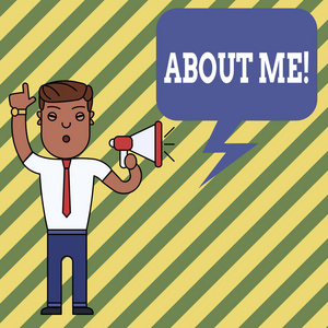 告诉别人你的好的和坏的财产清单男人站着用右手食指对着扩音器说话.