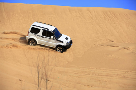 越野车沙漠图片