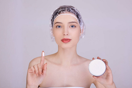 包水果和小吃手持一次性透明塑料淋浴帽,白色背景spa 配件-一次性浴帽