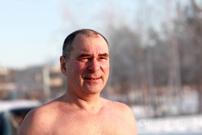 冬天的裸体老人