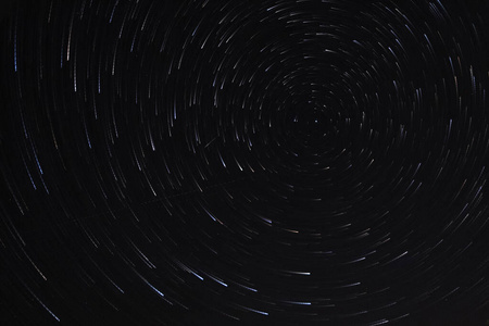 长时间曝光星空,扭曲的星痕.照片