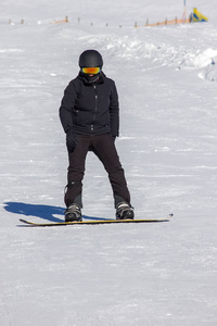 山坡上的滑雪女孩