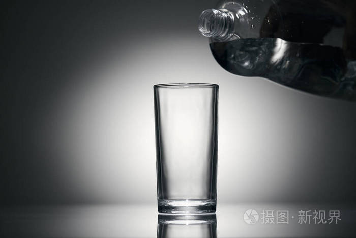 一个空杯子在黑暗的背景下盛水