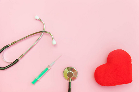 医疗设备听诊器或电话内窥镜注射器和红色心脏隔离在流行的粉彩背景上