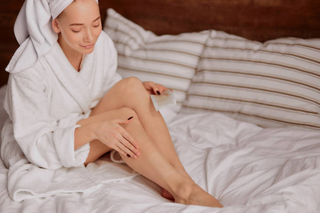 美女身上光秃秃集中在脱毛妇女身上照片