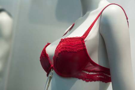时装店展厅人体模特上的红色胸罩特写