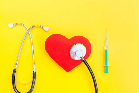 医疗设备听诊器或电话内窥镜注射器和红色心脏隔离在流行的黄色背景上