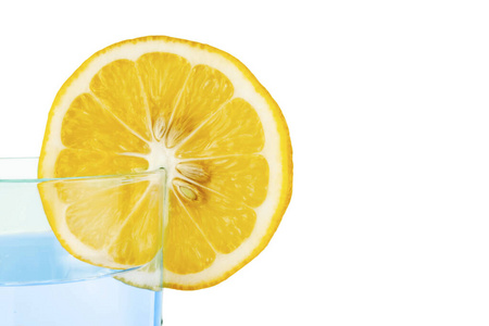 白底柠檬加一杯水。