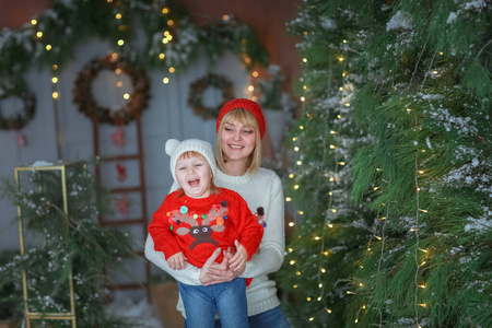 家庭孩子和父母在圣诞装饰品的背景下微笑