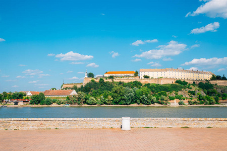 塞尔维亚诺维萨德多瑙河上的彼得瓦拉丁要塞