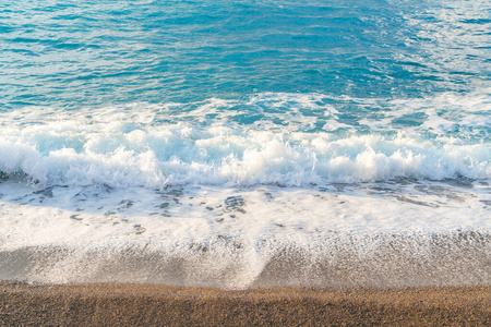 美丽的海浪拍打着海滩。海景。