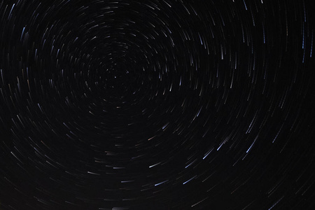 长时间曝光星空,扭曲的星痕.照片