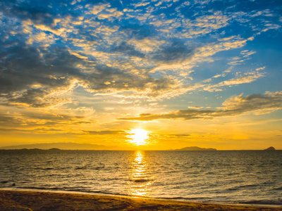 早晨海滩日出。泰国。