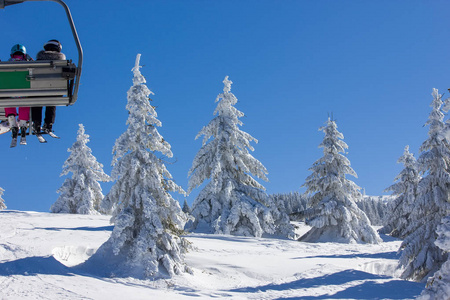 冬季雪景中的升降椅