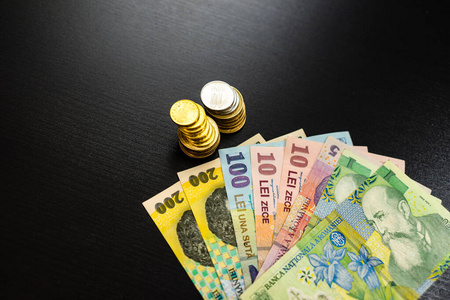 商业理念，黑桌上的罗马尼亚货币。雷钞