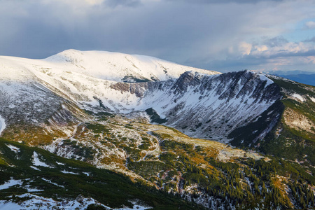 覆盖着白雪的草坪。春意盎然，阳光明媚。山林秀美。墙纸背景。地点欧洲乌克兰喀尔巴阡山脉。