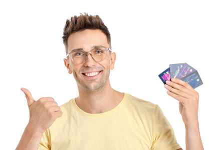 一个年轻人拿着信用卡在白色背景上竖起大拇指