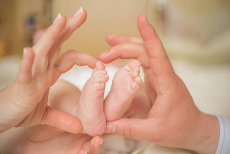宝宝的脚在妈妈的手上。妈妈和她的孩子。幸福家庭理念。美丽的母性概念形象。生活。
