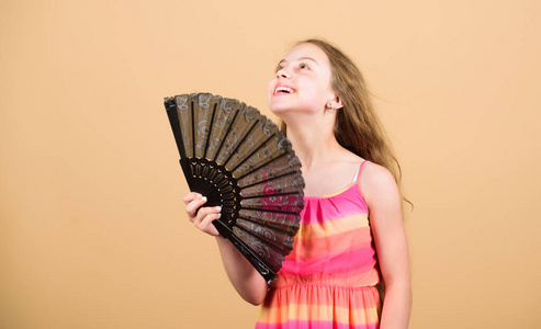 夏日酷暑.新鲜空气.小女孩用扇子扇风.空调系统.气候控制.空调.