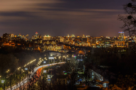 夜城的灯光。基辅。乌克兰