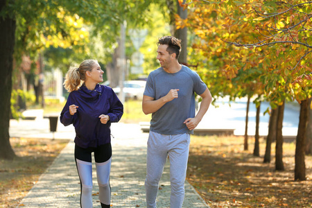 运动型年轻夫妇在公园里跑步