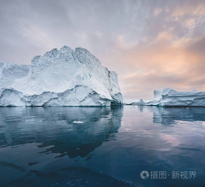 在午夜季节的夏初阿尔卑斯山.伊鲁利萨特,格陵兰西部.