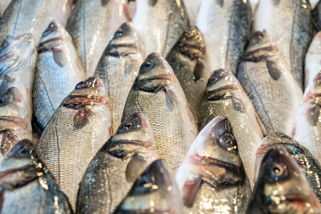 海鲜市场上的生鱼。