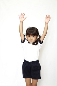 4岁的日本女孩穿着白色运动服