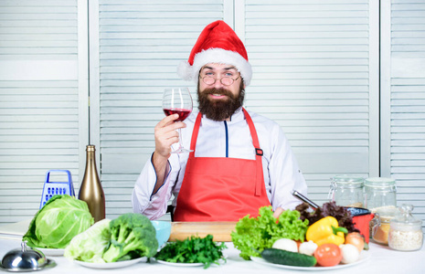 新年快乐。节食和有机食物，维生素。健康食品烹饪。大胡子男人在厨房做饭，厨艺。素食主义者。有胡子的成熟厨师。戴帽子的厨师。秘方