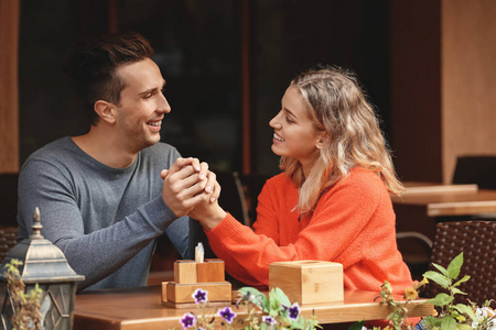 快乐的年轻情侣在咖啡馆浪漫约会