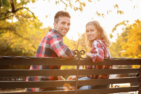 快乐的年轻夫妇在公园里浪漫约会