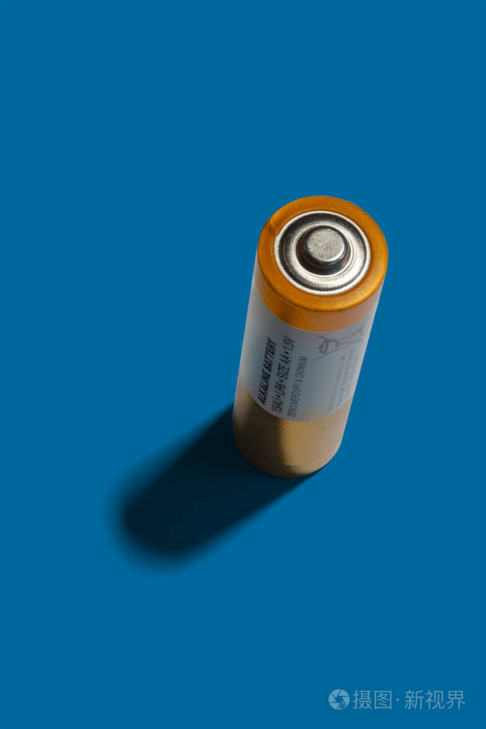 蓝色背景碱性aa电池俯视图