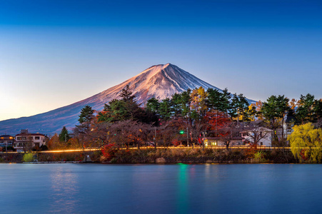 秋天的季节和富士山在川崎湖，日本。