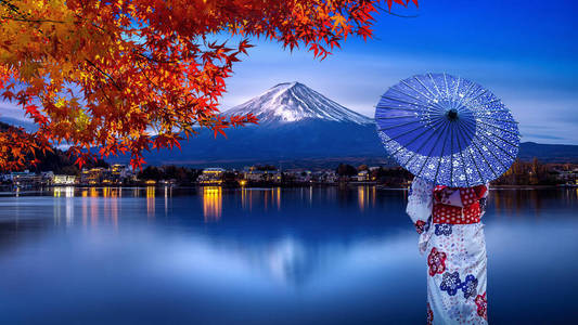 秋天，穿着日本传统和服的亚洲妇女在日本川崎湖富士山。