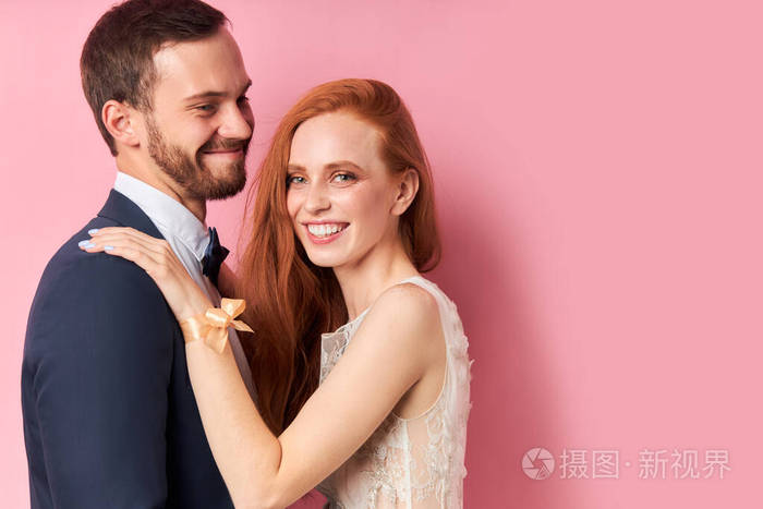 婚后有魅力的两个人侧视