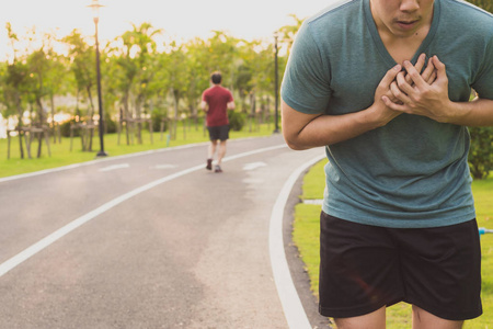 病后运动员跑步后心脏病发作或胸痛照片