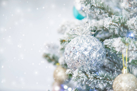 装饰和礼物的圣诞树。选择性聚焦。