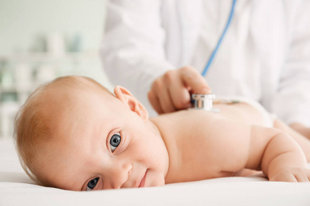 儿科医生在诊所检查可爱的婴儿，特写
