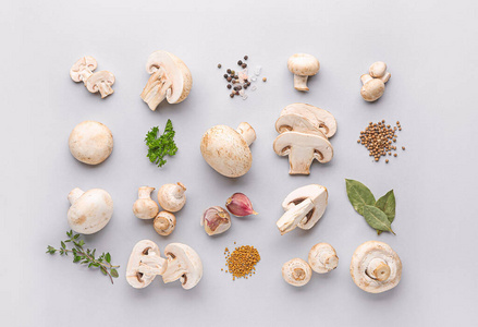 白底鲜蘑菇配香料