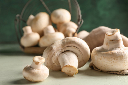白桌鲜蘑菇