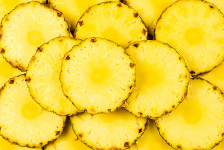 全部切水果菠萝多汁黄色片背景.俯视图.照片
