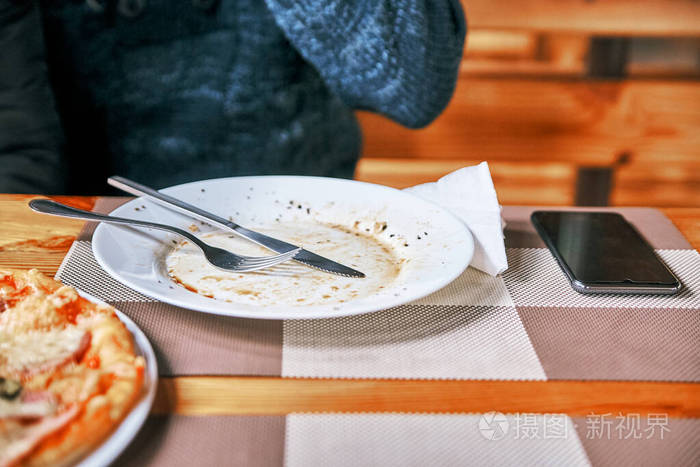 饭后的盘子和盘子