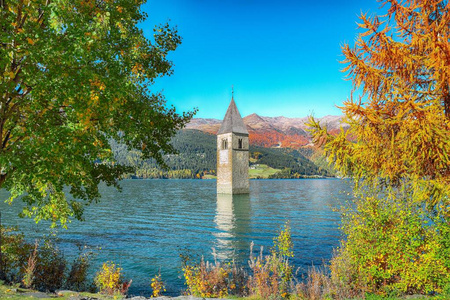 雷西亚湖水下钟楼的梦幻秋景图片