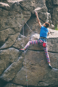 这个女孩爬上了花岗岩。