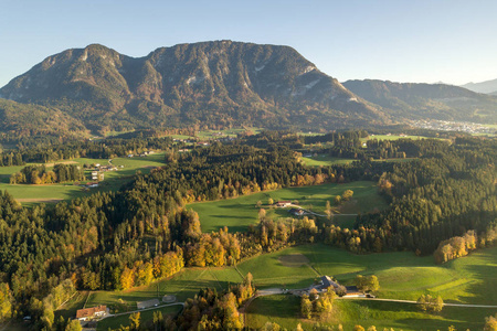 鸟瞰绿色草地的奥地利森林和村庄