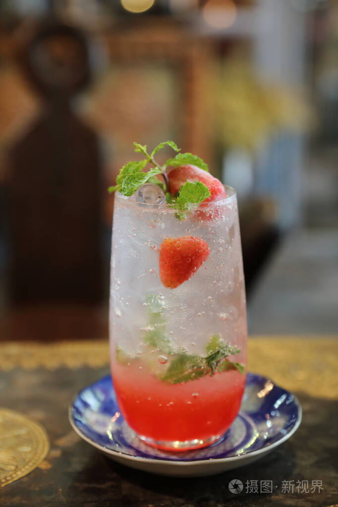 木质背景草莓莫吉托鸡尾酒饮料