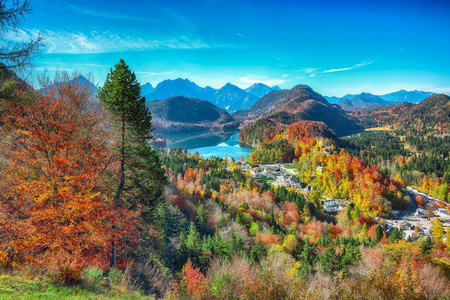 秋季阿尔卑斯山和施旺沟村俯视全景图
