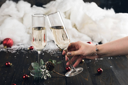 庆祝圣诞节和新年，喝杯香槟
