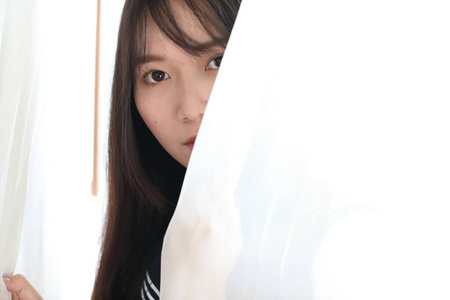 白色卧室里的日本女学生肖像