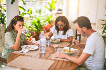 友谊 假期 乐趣 家庭 玻璃 晚餐 男人 食物 吃饭 女人